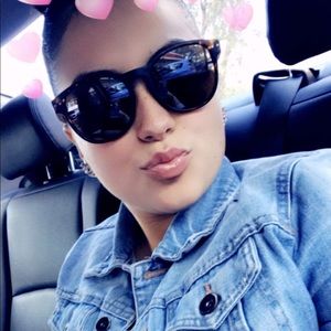 Meet your Posher, Taina